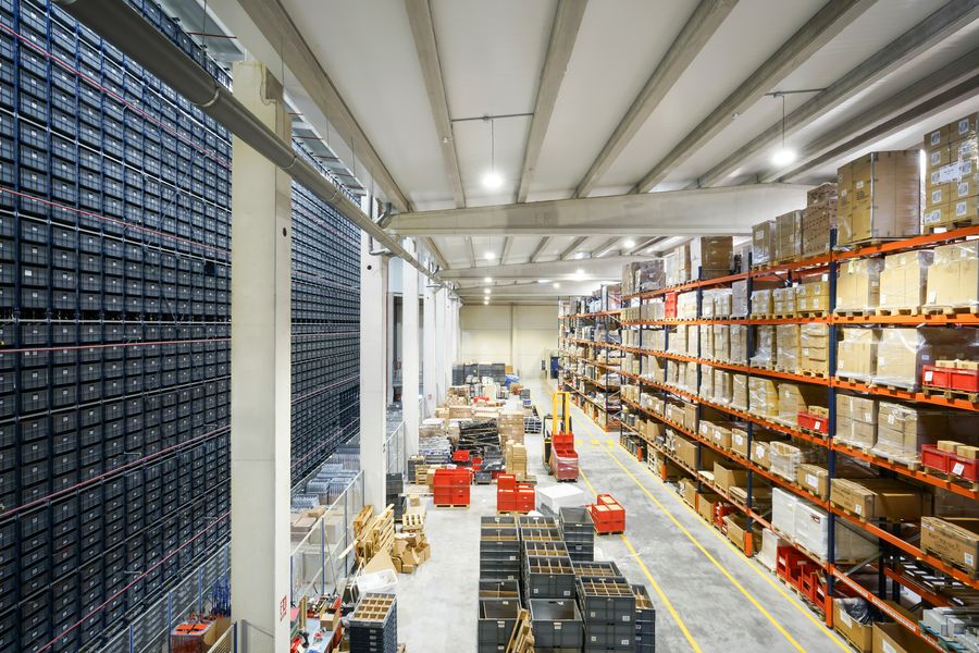 Almacén industrial con racks y mercadería
