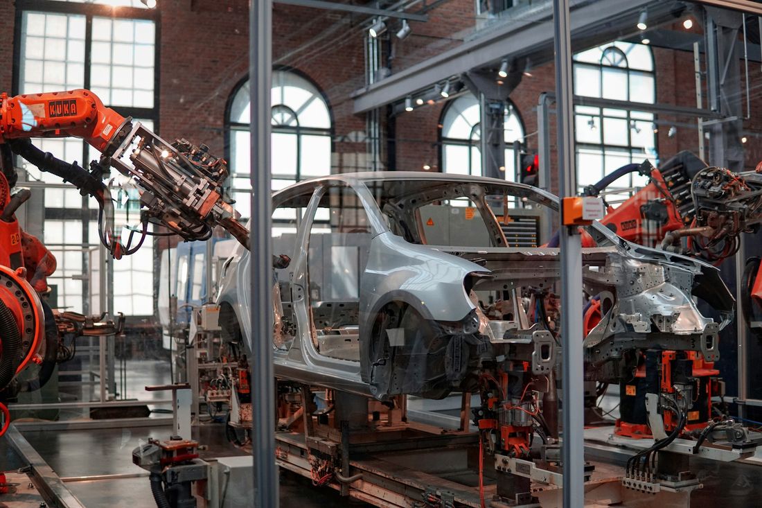 Línea de ensamblaje automotriz con robots industriales
